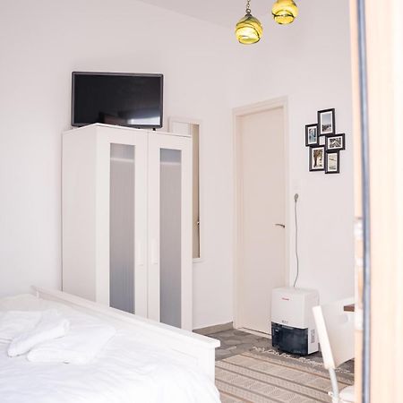 Cozy Budget Apartments In The Heart Of Fira Exterior photo