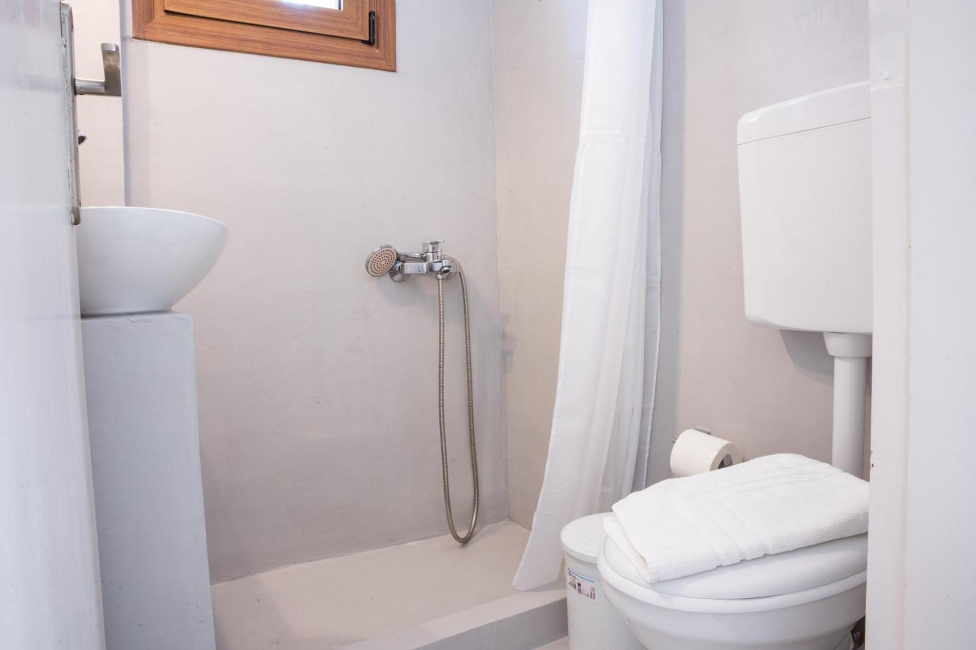 Cozy Budget Apartments In The Heart Of Fira Exterior photo