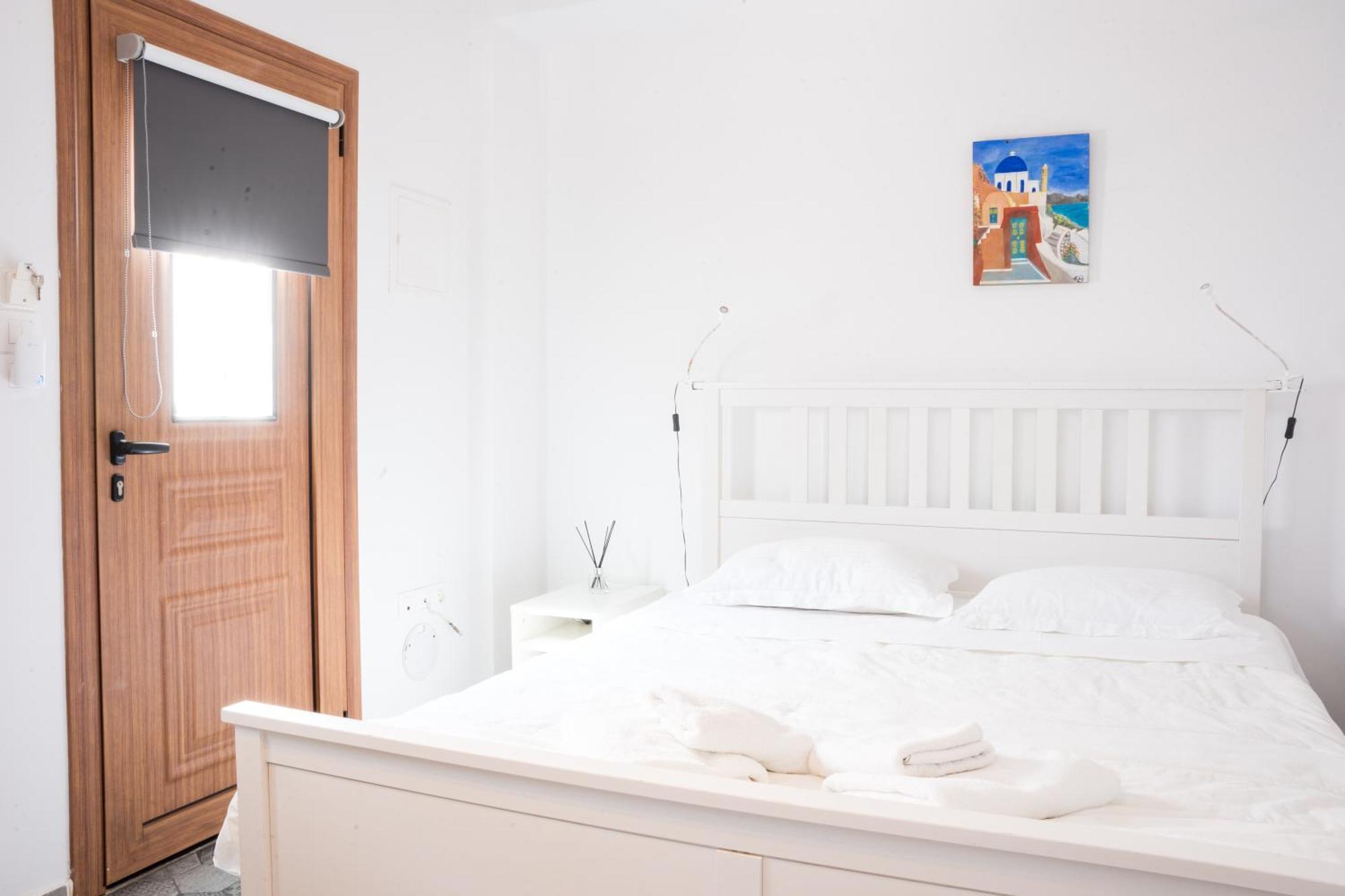 Cozy Budget Apartments In The Heart Of Fira Exterior photo