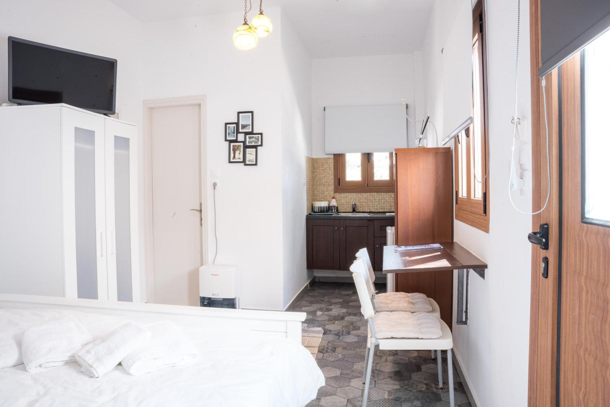 Cozy Budget Apartments In The Heart Of Fira Exterior photo