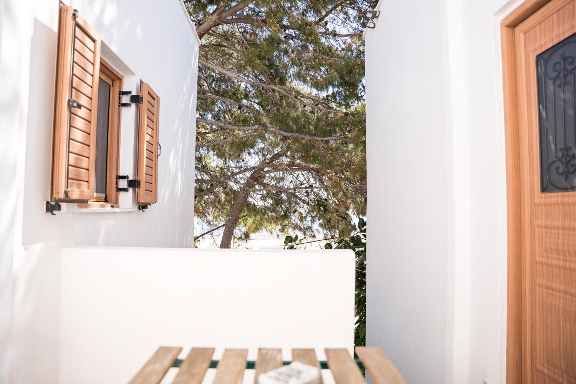 Cozy Budget Apartments In The Heart Of Fira Exterior photo
