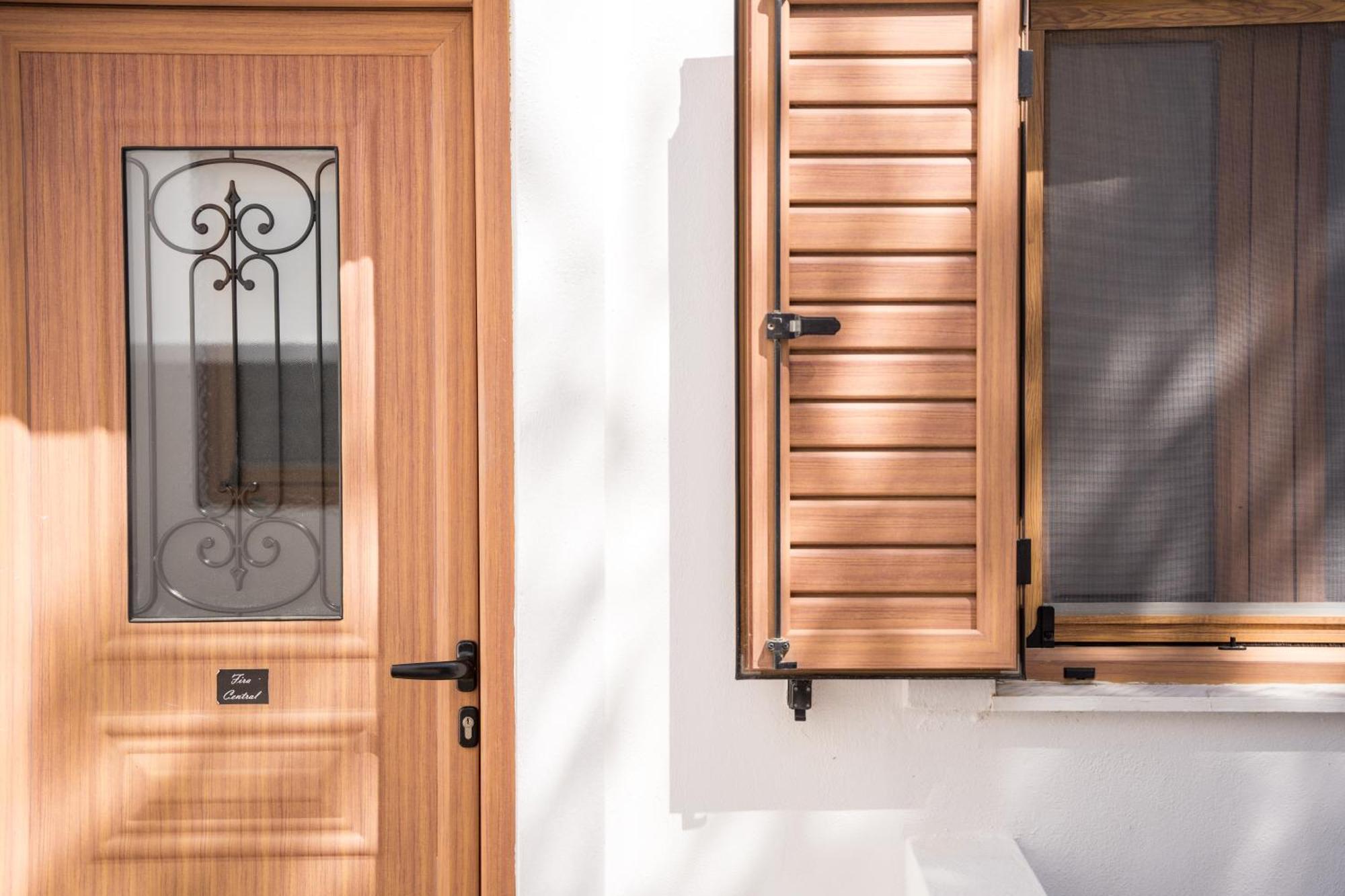 Cozy Budget Apartments In The Heart Of Fira Exterior photo