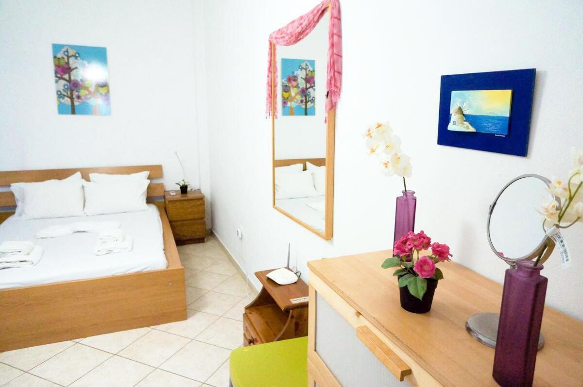 Cozy Budget Apartments In The Heart Of Fira Exterior photo